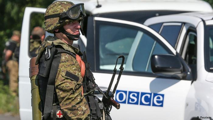 Пророссийский сепаратист проверяет машину ОБСЕ