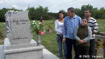 Familia Nagy la mormântul Evei Nagy, ucisă de extremiști