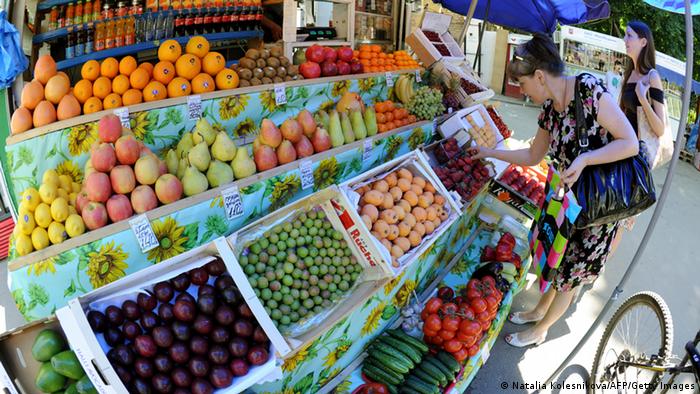 Fruit and vegetable stand in Moscow