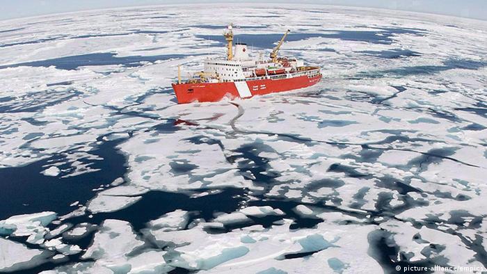  The Canadian Coast Guard icebreaker Louis S. St-Laurent makes its way through the ice in Baffin Bay on July 10, 2008. THE CANADIAN PRESS/Jonathan Hayward URN:20490555 +++ picture alliance / empics 