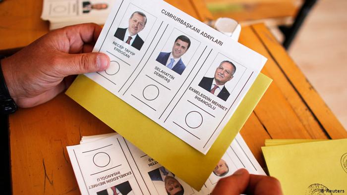 Wahlschein mit den Bildern der drei Kandidaten (Foto: Reuters)