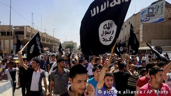Pro-IS protesters holding up flags. (Photo: AP Photo)
