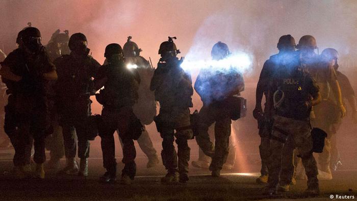 USA Tod eines schwarzen Jugendlichen Protest in Ferguson Polizeieinsatz 13.08.2014