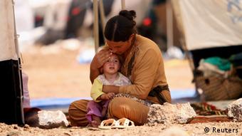 Женщина с ребенком в лагере для беженцев