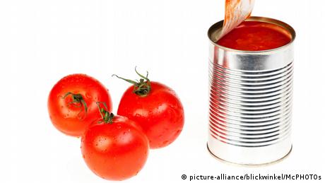 Konservendose mit Tomaten