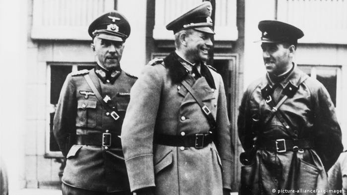 Već i ova fotografija njemačkog generala Guderiana i sovjetskog Krivošeina u podjeljenoj Poljskoj je dovoljno sramotna. A Guderian će samo dvije godine kasnije biti - pred Moskvom.