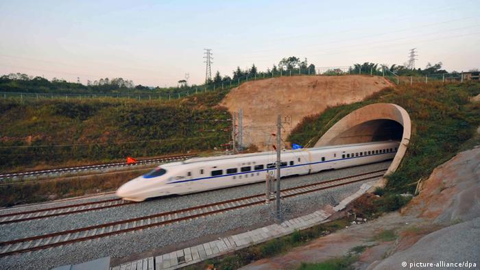 A high-speed train exiting a tunnel in China
Photo: ©ChinaFotoPress/MAXPPP - 