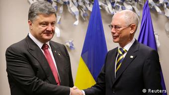Ο ουκρανός πρόεδρος Ποροσένκο με τον πρόεδρο του Ευρωπαϊκού Συμβουλίου φαν Ρομπέι