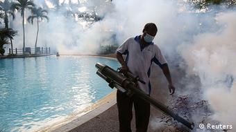 Fumigación contra el mosquito transmisor del dengue, en Malasia.