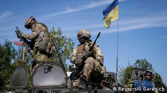 Солдаты украинской армии на танке под флагом Украины
