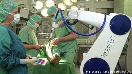 الإمارات تبدأ في الاستعانة بـ″روبوت جراح″   عالم المنوعات   DW.DE   06.09.2014