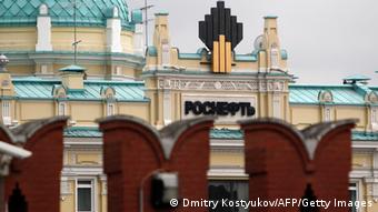 Логотип Роснефти на фоне стен Кремля