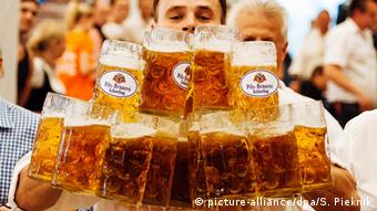 Krüge mit deutschem Bier
