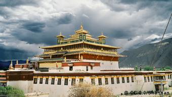  A monastery in Tibet (Photo: https://www.flickr.com/photos/lylevincent/4777243470/ Lizenz: https://creativecommons.org/licenses/by-nd/2.0/ +++CC 2.0/Shannan, Tibet, China) 
