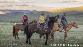 Young boys on horseback in the Altai mountains(Photo: http://bit.ly/1qQmZfp /Lizenz: https://creativecommons.org/licenses/by-nd/2.0/) 
