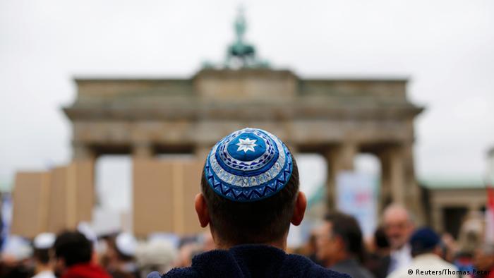 Židov s židovskom kapicom ispred Brandenburških vrata
