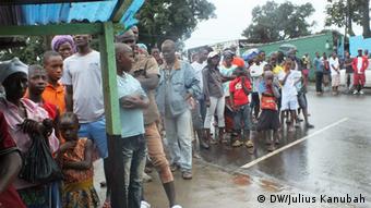 Liberianer stehen Schlange, um ein Ebola-Behandlungszentrum zu sehen (Foto: DW/Julius Kanubah).