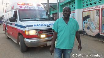 Krankenpfleger James Gbata vor einem Krankenwagen in Monrovia (Liberia), September 2014 (Foto: DW/Julius Kanubah).