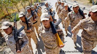 Naoružane žene u maskirnim uniformama