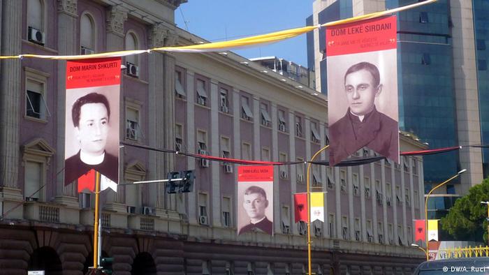 Dekoration vor Papstbesuch in Tirana