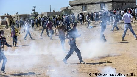 تركيا: تفريق أكراد محتجين بالغازات المسيلة للدموع   أخبار   DW.DE   22.09.2014