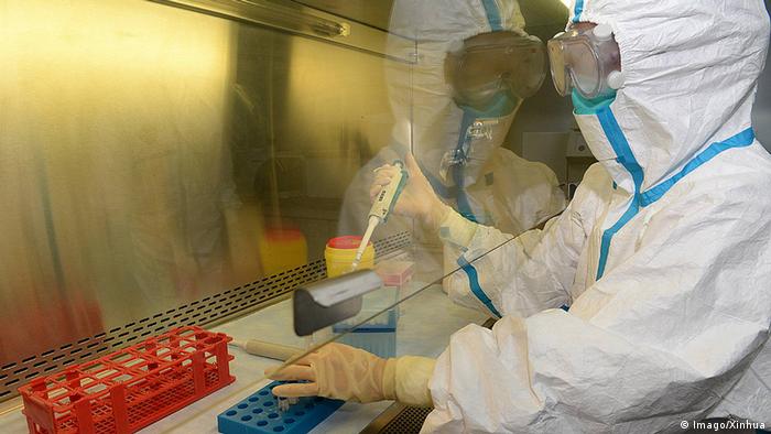 Peking China Ebola Forschung Medizin Helfer Labor 