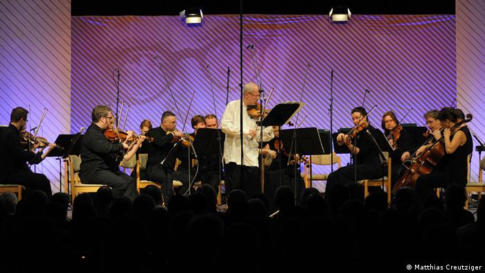 Гидон Кремер и его оркестр Кремерата Балтика на сцене фестиваля в Горише