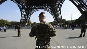 soldier underneath Eiffel-tower
foto: LIONEL BONAVENTURE/AFP/Getty Images