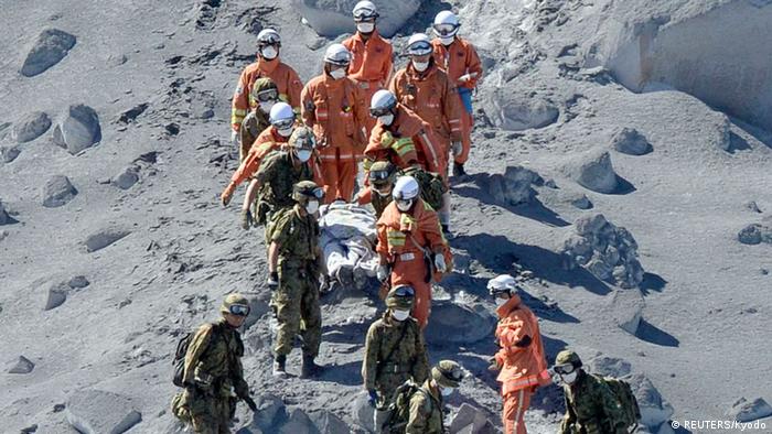 Спасатели на носилках сносят со склона вулкана жертв извержения