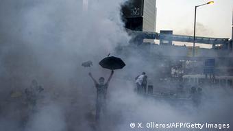 Για να διαλύσει τους διαδηλωτές η αστυνομία έκανε χρήση σπρέι πιπεριού αλλά και δακρυγόνων