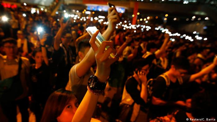 Hong Kong - Proteste mit dem Mobiltelefon