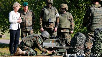 Ausbildung kurdischer Soldaten in Hammelburg Von der Leyen 02.10.2014