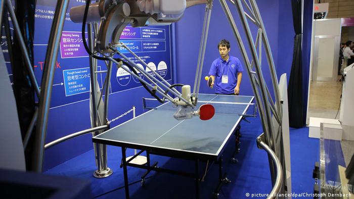 Elektronikmesse Ceatec روبوت ياباني يلعب كرة الطاولة بمهارة فائقة