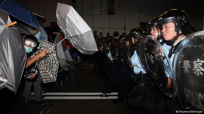 Hong Kong Ausschreitungen Anti Regierung Protest Polizei 