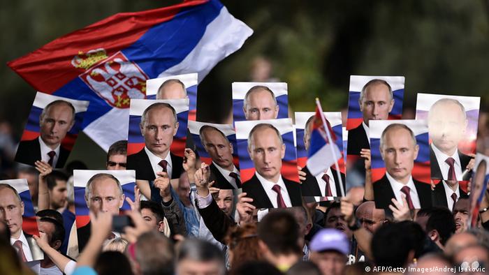 Putin in Belgrad 16.10.2014 Fans bei der Militärparade