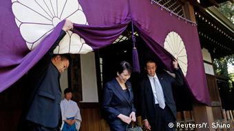 Japanische Minister besuchen Yasukuni-Schrein 18.10.2014
