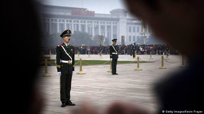 Stehen stramm für den Parteitag - chinesische Paramilitärs 