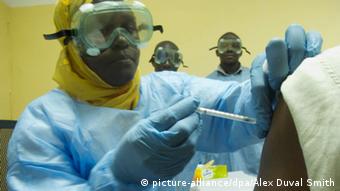 Ebola Impfung in Mali 
(Foto: Alex Duval Smith/dpa +++(c) dpa - Bildfunk+++)