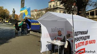 Агітаційні намети політичних партій на вулицях Львова