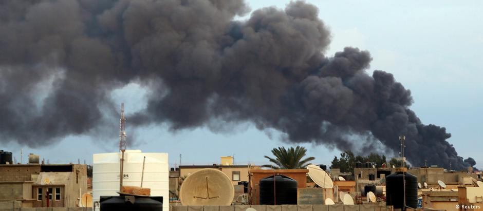 Bengasi, na Líbia, é alvo de constantes combantes