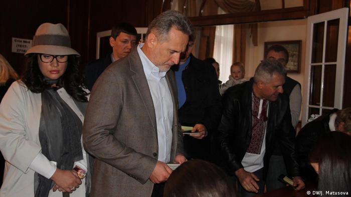 На виборчу дільницю у Відні 26 жовтня Дмитро Фірташ також прибув у супроводі охоронців