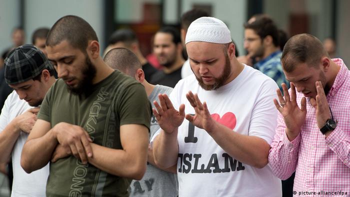 Muslimani muškarci tijekom molitve 