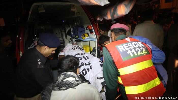 Los equipos de rescate y policías se desplazan los cuerpos de las víctimas de un ataque suicida con bomba en Lahore, Pakistán 02 de Noviembre de 2014 (Foto: EPA / RAHAT DAR) 