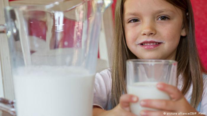 Mitovi, istine i laži o mleku - da li je štetno stalno i puno piti mleko