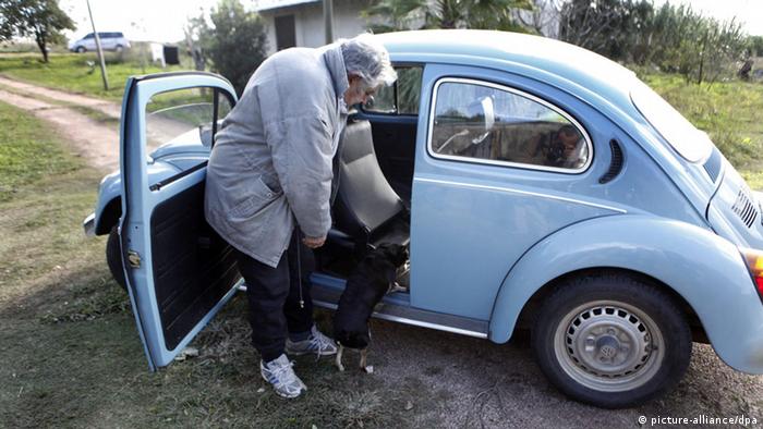 Uruguays Präsident Jose Mujica and his VW Bug