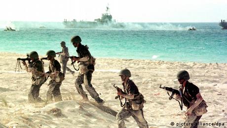 الجيش المصري يعلن اختفاء وجرح جنود في هجوم بحري   أخبار   DW.DE   13.11.2014