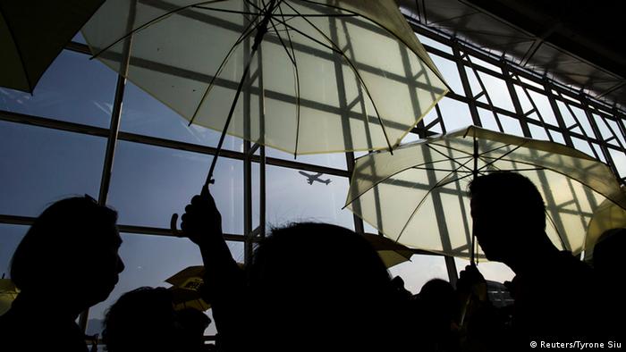 Symbolbild Flug nach Peking protestierenden Studenten in Hongkong verweigert