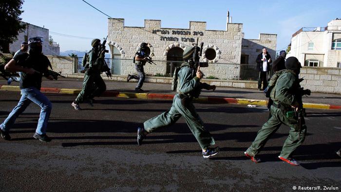 Polisi wa Israel wakikimbilia Sinagogi lililovamiwa 