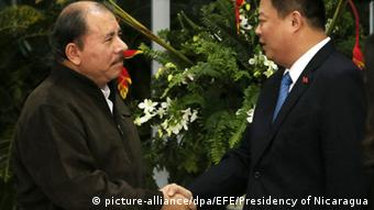 El presidente de Nicaragua, Daniel Ortega, con el empresario chino Wang Jing, de HKND.
