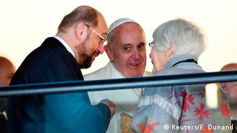 El Papa, con Martin Schulz y una antigua amiga, Helma Schmidt.
